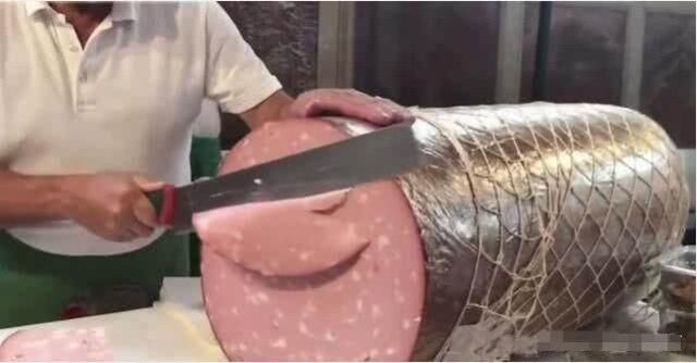 康师傅|康师傅一年用一头牛,这家汉堡店一年用一根火腿肠,网友:更抠门