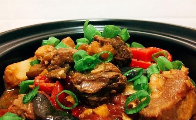  好吃|美味的牛肉茄子锅太好吃了，连筷子都装不下，这和米饭很相配