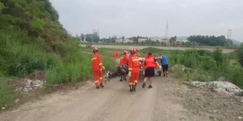  救援人员|钓鱼遇开闸放水，七旬老人被困河中心