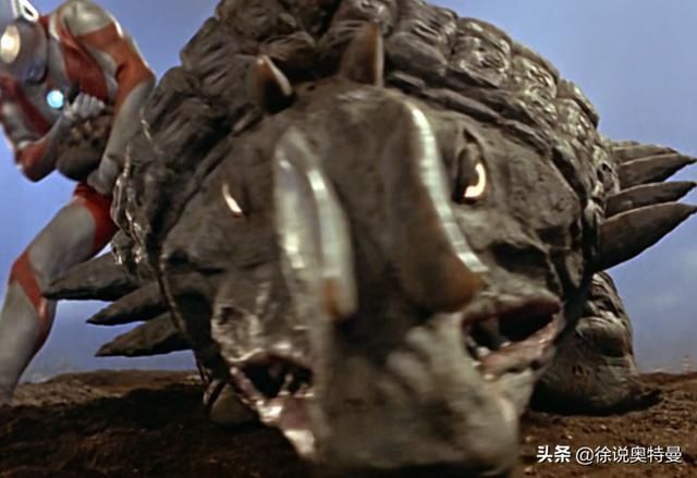 怪兽|初代奥特曼背不动怪兽,奥特曼:这怪兽实在太重了