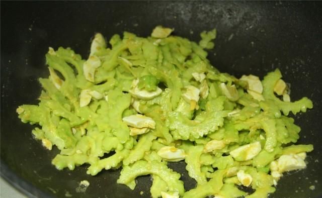  做法|苦瓜这做法，我家三天两头吃，简单一炒，平时讨厌它的爸爸都说好吃