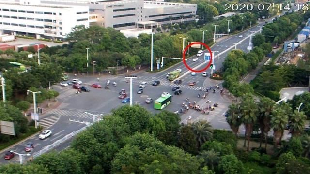  生死|生死66秒！广西一小学生被小车撞上卷入车底，群众抬车救援