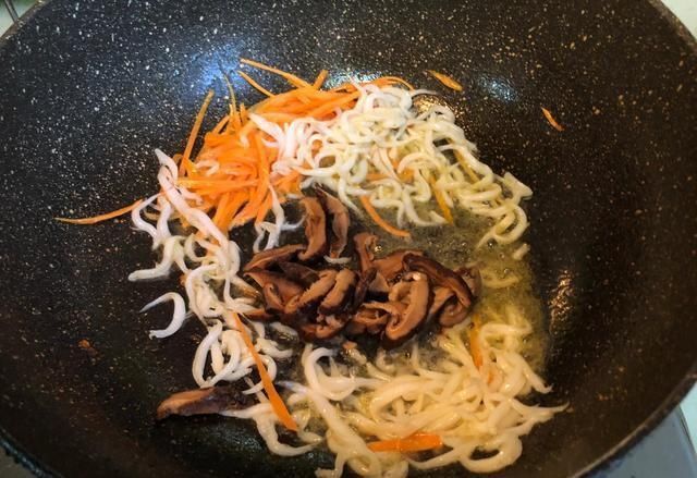 好看|这种鱼高蛋白低脂肪,用它炒蛋味道鲜还没刺,加点配菜好看更营养