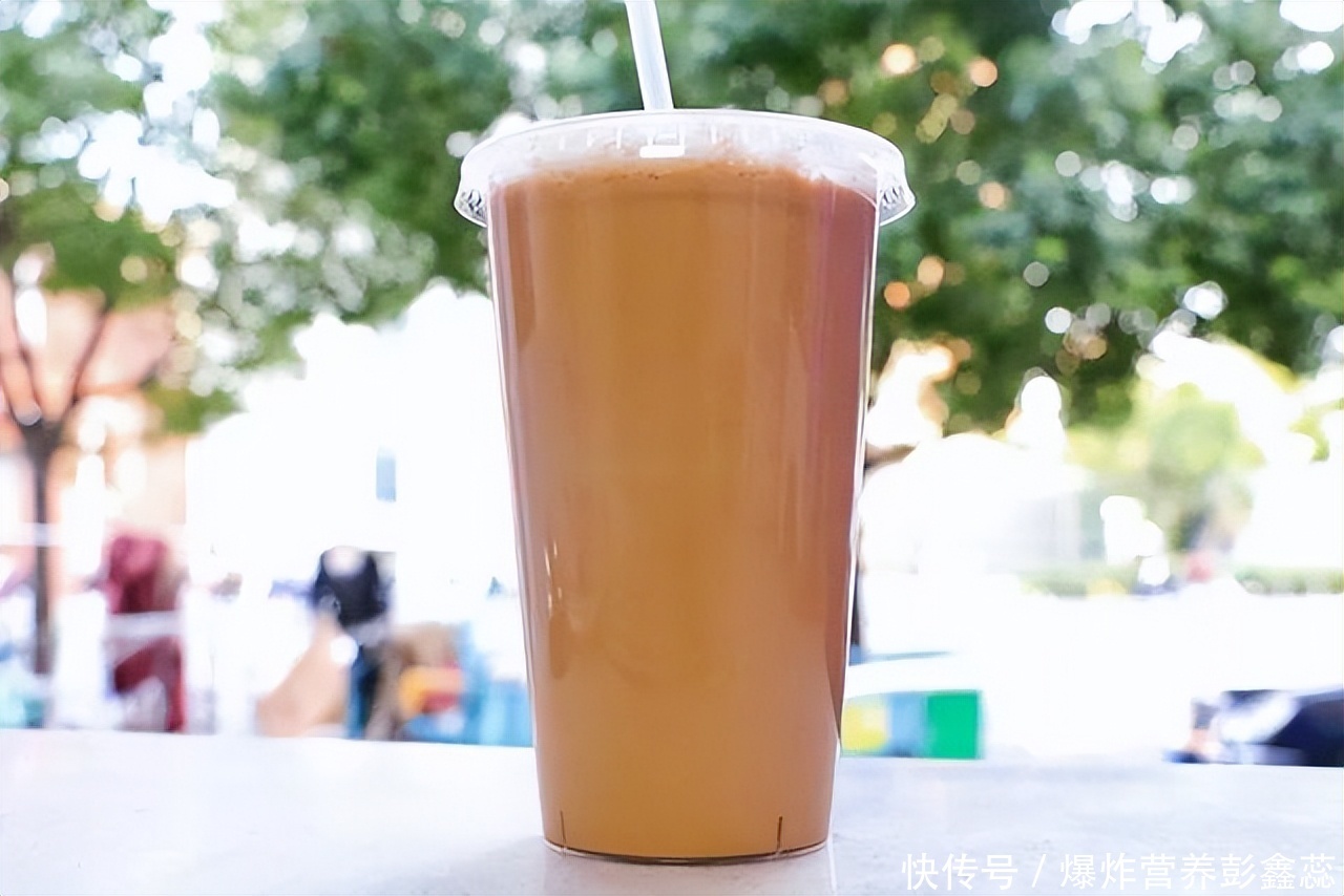 湿气重的人适合喝什么饮料(提醒：常喝这2种饮品的人，越喝湿气越重，请所有人都要当心)
