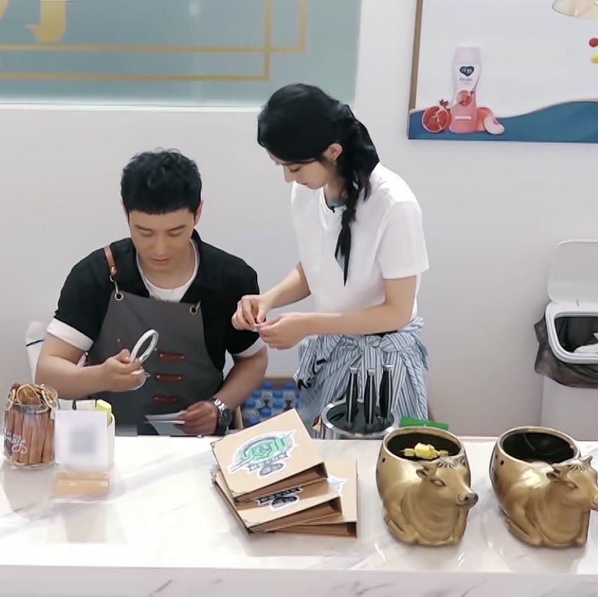  中餐厅|《中餐厅》赵丽颖槽点多？饭后先换衣服，让黄晓明送咖啡自己早休息