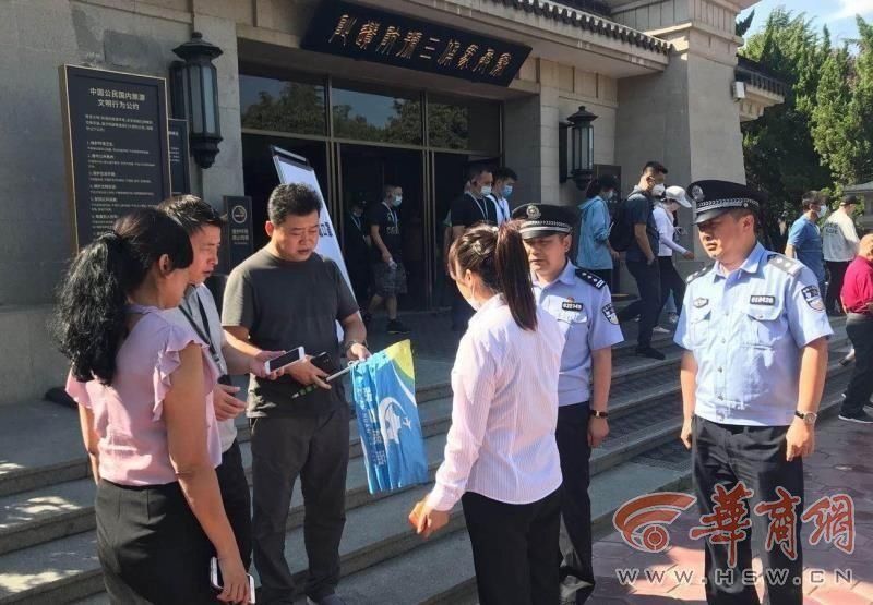 导游|翻墙进入兵马俑景区游售旅游纪念品和冒充导游 两人被临潼警方拘留