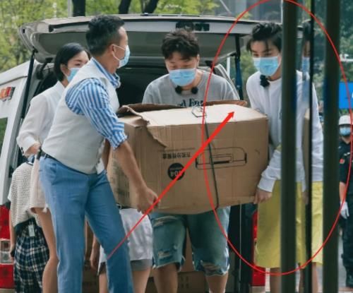  眼神|王俊凯录《中餐厅》，当他和黄晓明拥抱，谁注意到了林大厨：被眼神“出卖”