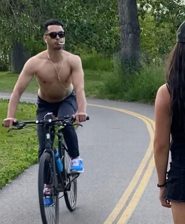  女生|恶心！加拿大肌肉男骑自行车，竟向华人女生吐口水，还吐在脸上