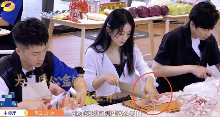 王俊凯|为准备800份盒饭:赵丽颖切菜切到手抖,王俊凯却是另一种画风