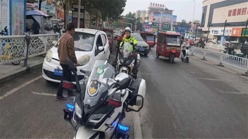 新野|新野交警：铁骑出动！重点整治车辆违停乱象