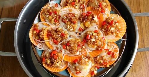  鲜美|立秋之后海鲜正当季，8毛钱的扇贝，配上秘制金银蒜，又香又鲜美