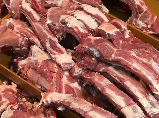  排骨|排骨焯水后，为什么又柴又腥？大厨：别用错水，不然难吃