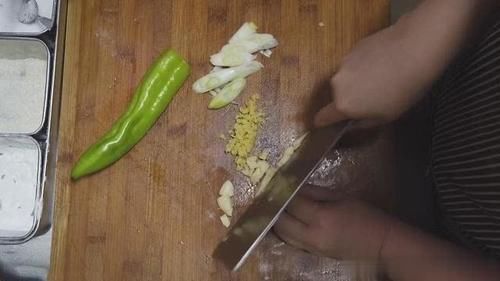  上桌|红薯粉条家常菜做法来啦！一大盘子菜，上桌瞬间被抢光