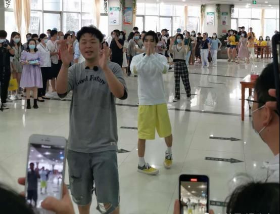 观众|《中餐厅4》杀青!王俊凯回归!杜海涛瘦了也很憨!她居然也来了