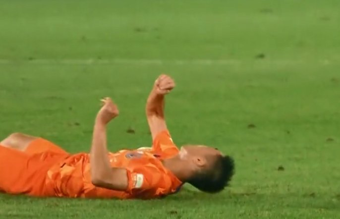 郑铮|刘洋传球失误，郑铮补防犯规后脑着地，太危险了