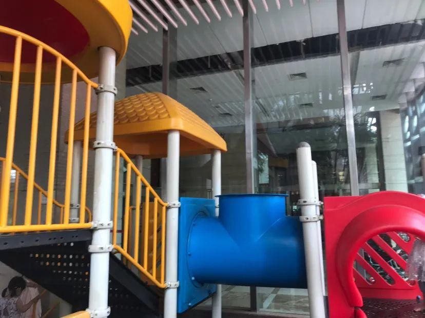 玩耍|过分！广州一男孩玩耍时，被老人又掐又打连扇巴掌，大腿还有明显的淤青！