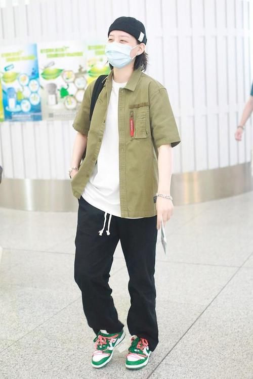 辣妈|佟丽娅真瘦,T恤叠穿背带裤蛮腰一点都不鼓囊,这身材辣妈圈拔尖