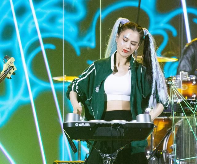  黄圣依|《乘风破浪的姐姐》最新排名：吴昕第4，万茜第2，榜首厉害了！