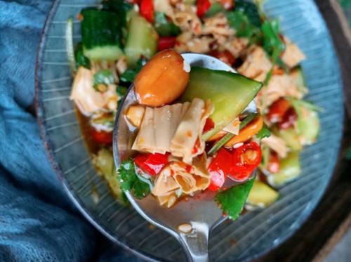 好吃|调凉菜,只加生抽是外行!教你万能凉拌汁,酸辣爽口,调啥都好吃