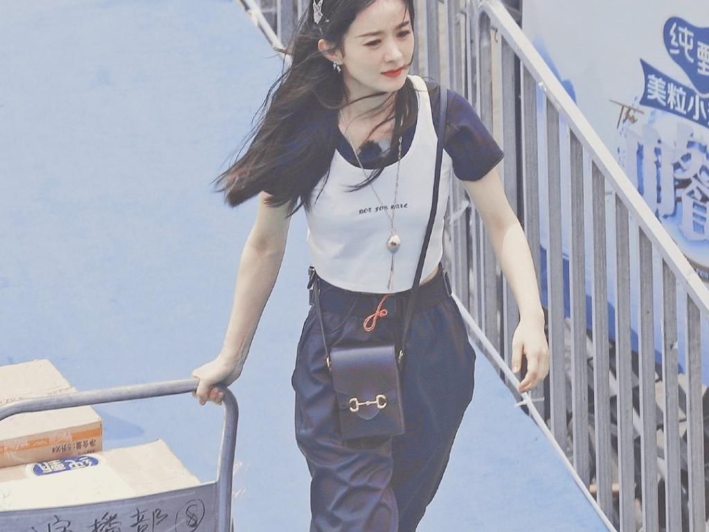  合照|《中餐厅》杀青，赵丽颖造型引关注，刘宇宁为领奖缺席大合照？