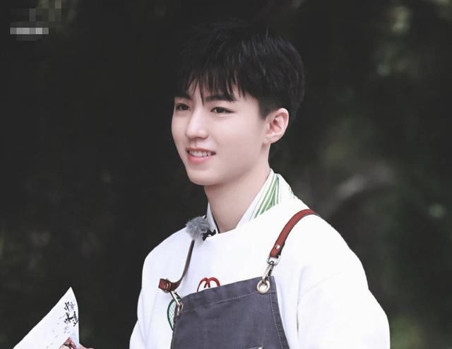  王俊凯|《中餐厅4》顺利杀青，看到王俊凯合照旁边是谁，真实关系很明显