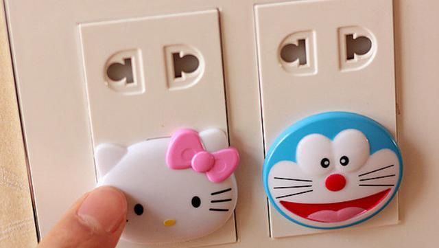  可可|女孩路边玩耍遭遇触电，孕妇路过上前营救，网友：教科书般操作