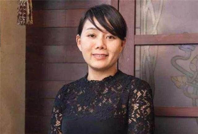 如今|她17岁成海底捞服务员，如今身家30亿：努力拼搏，终能逆风翻盘