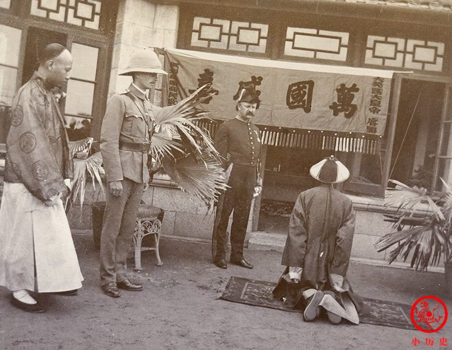 晚清|晚清老照片：慈禧太后妹夫腰挎马刀很威风；朝廷官员向殖民者下跪