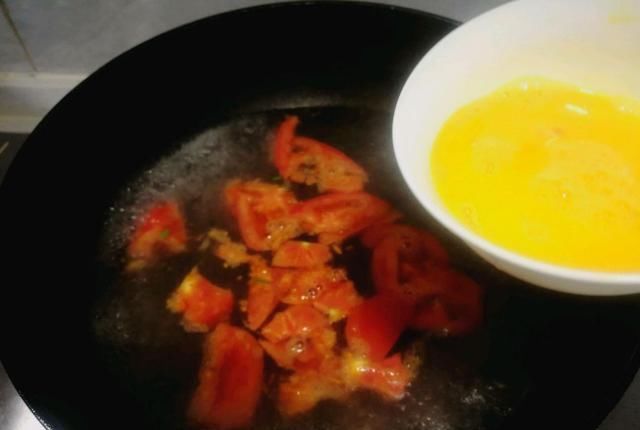  难怪|西红柿汤总不对味？先炒西红柿还是先加水，很多人做错难怪不好喝