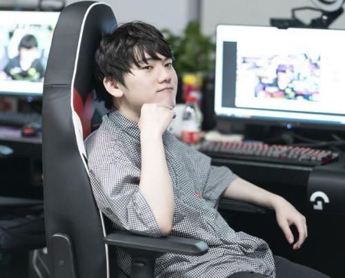  女装|Karsa“冒死”爆阿水女装照，阿水突然查房“重拳出击”敲脑袋