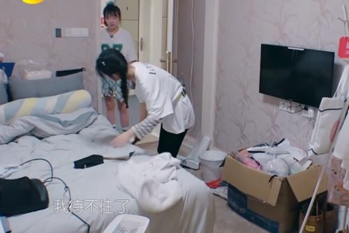  最真实|赵丽颖不吃饭躲房间里，镜头拍摄到房间全景：这哪像女孩住的地方？