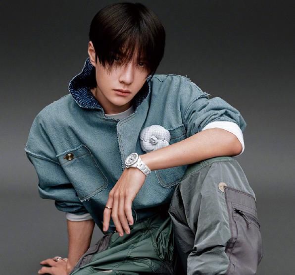  模样|王一博吃火锅辣到冒汗，脸上被热到“脱妆”后，素颜让人突然想脱粉