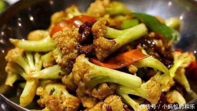  入锅中|炒花菜时，万万别直接下油锅！多加“1步”，花菜又香又脆！