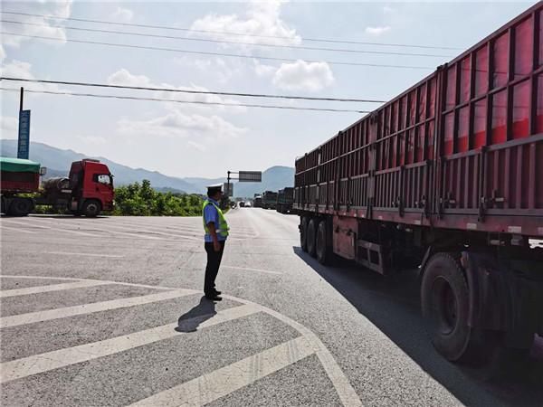 小时|陕西宝鸡太白交管大队开启24小时勤务模式严查违法大货车