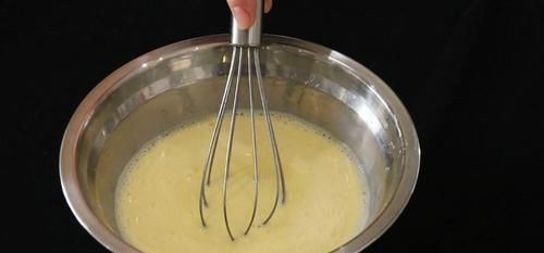 搅散|不需要用烤箱,教你做草莓班戟,比蛋糕店卖的还好吃,简单又好学