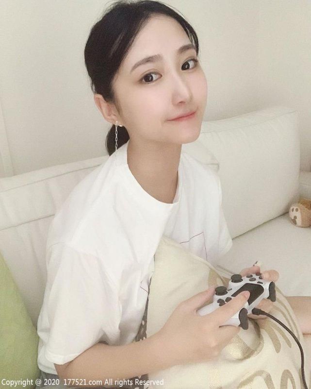  正妹|混血正妹就爱穿清凉打电动，造型也很清新，直接把对手KO