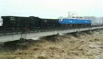 给出|洪水来袭 为何要把火车开到桥上停着?官方给出真相