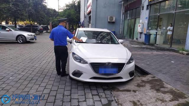 专项|大渡口开展专项整治 车辆在人行道乱停乱放司机要遭“背书”
