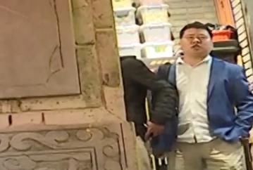  跪下|男子火锅店内吃出塑料，看完监控经理傻眼了：我给你跪下道歉！