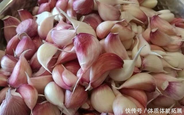腌制|“腌糖醋蒜”只加糖和醋那就错了,少了它,蒜苦涩难吃还易坏