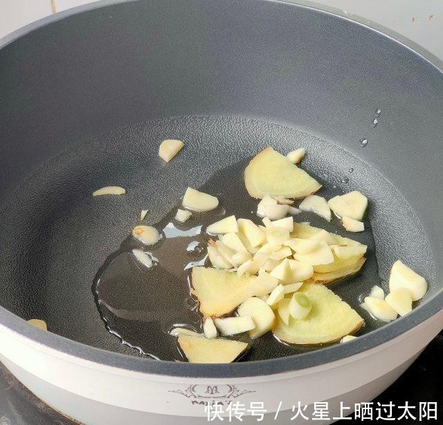  家常菜|五花肉炖油豆，好吃又下饭的家常菜