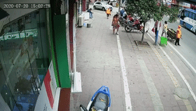 某某|事发蒲家!昨天,一辆越野车突然“发疯”,连撞4人!