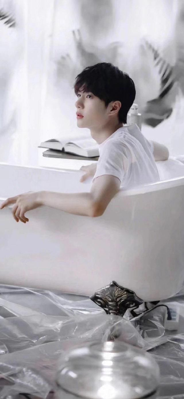  爱豆|每日爱豆 王一博 叫我酷盖 摩托车才是我的老婆