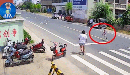  目睹|警醒！3岁男童横过马路被撞飞，家长目睹惨剧发生…
