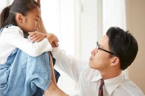 母子|“熊孩子”景区破坏仙人掌,母亲辩解称其年纪尚小,网友:巨婴?