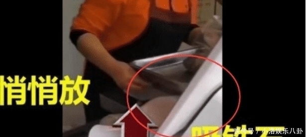  竟偷|知名卤味店称重时竟偷放“吸铁石”，顾客假装玩手机拍下，老板：她做的很隐秘