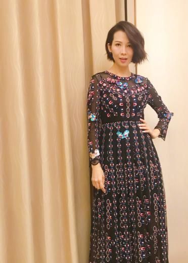 不见|蔡少芬气质真不赖,这么花哨的连衣裙也能驾驭,高级感一点不见少