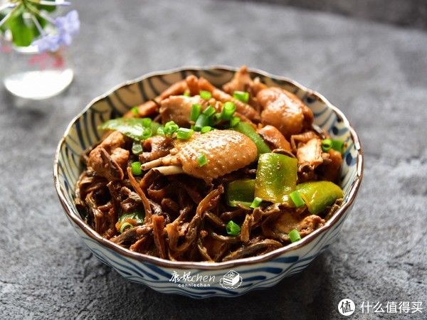 入味|用这菜焖鸡很入味，好吃又下饭，太香了