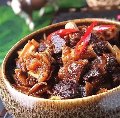  美食|精选美食: 酸豆角排骨、红烧牛肚皮、跳汁千层蹄、江南荠菜粉皮的做法