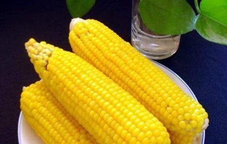  技巧|煮玉米时，清水下锅是不对的，教你1招技巧，玉米软糯更香甜